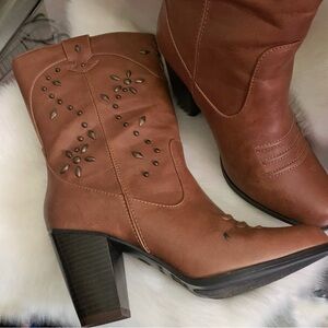 PREDICTIONS Sheriff 90s Southwestern Studded Ankle Boot Size 9 W Camel
